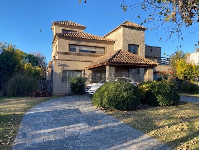 Excelente casa de estilo Toscano 5 ambientes con piscina en El Lauquen