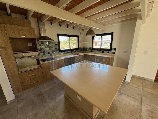 Chalet estilo campo a estrenar de 4 amb c/piscina. Barrio El Rebenque