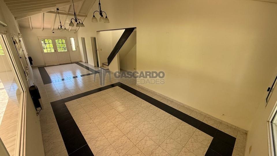 Chalet de 4 ambientes con 3 dormitoritos en suite. El Lauquen Club de Campo.