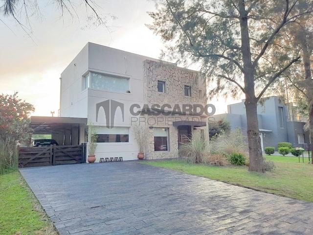 Casa de 4 ambientes con piscina en Barrio El Lauquen Club de Campo