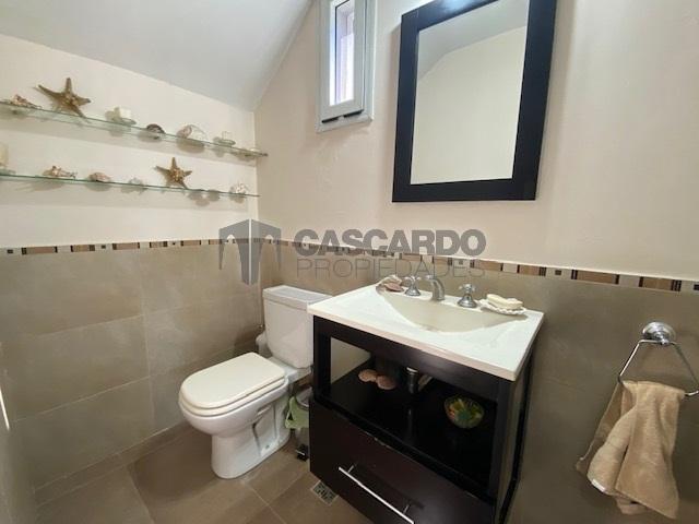 Excelente casa estilo minimalista de 4 ambientes con piscina.
