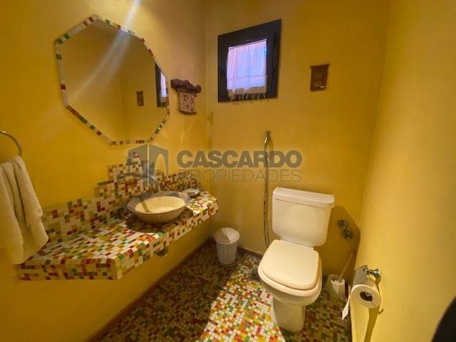 Impecable casa de 5 ambientes con piscina y vista al lago.
