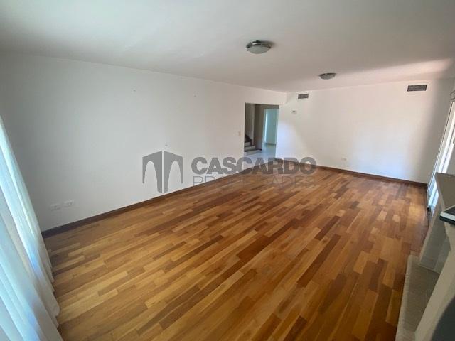 Chalet de 5 ambientes sobre lote de 950 m2 con piscina. Impecable estado.