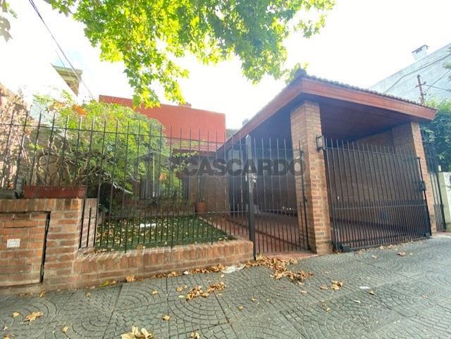 Excelente casa de 4 ambientes, patio amplio y terraza