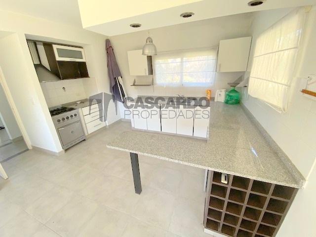 Casa de 4 ambientes con piscina climatizada en excelente estado.