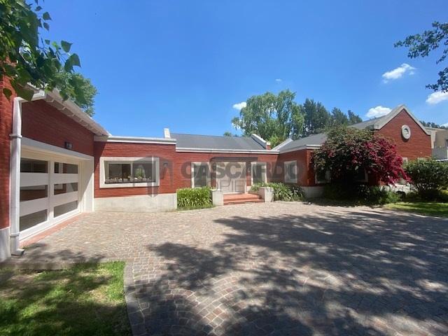 Chalet de 6 ambientes con garage y piscina. Excelente estado.