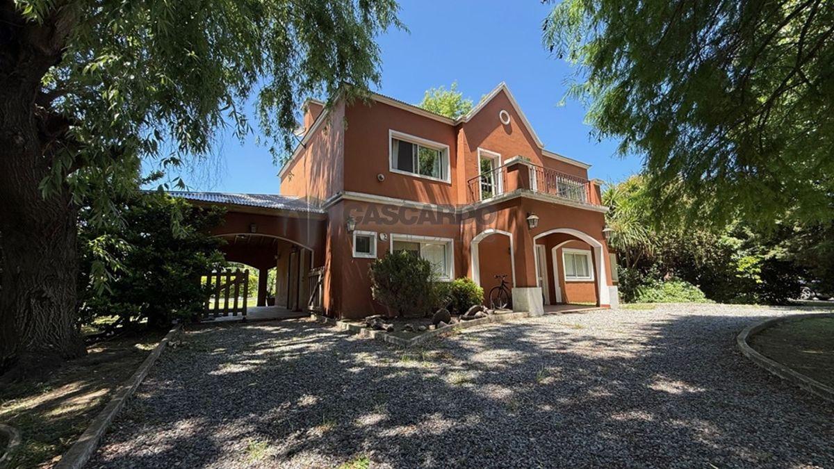Chalet 5 ambientes con piscina en Barrio El Lauquen Club de Campo