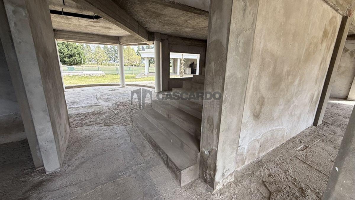 Foto de Casa de 7 ambientes con piscina y quincho. A terminar., imagen 2