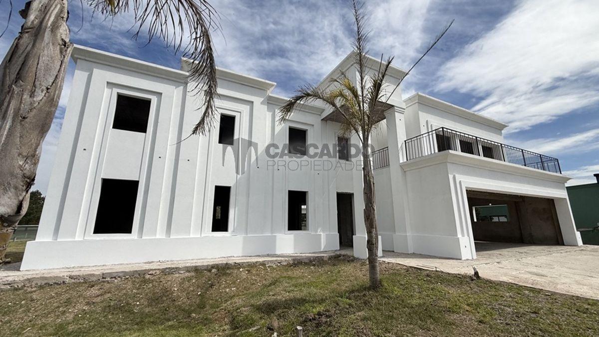 Foto de Casa de 7 ambientes con piscina y quincho. A terminar., imagen 5