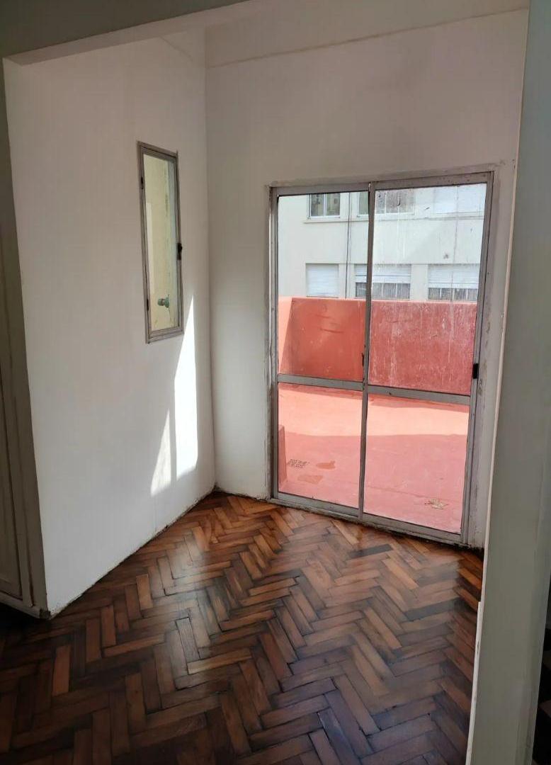 Foto de A Reciclar - Piso de 3 amb + dependencia con terraza propia al frente, imagen 2