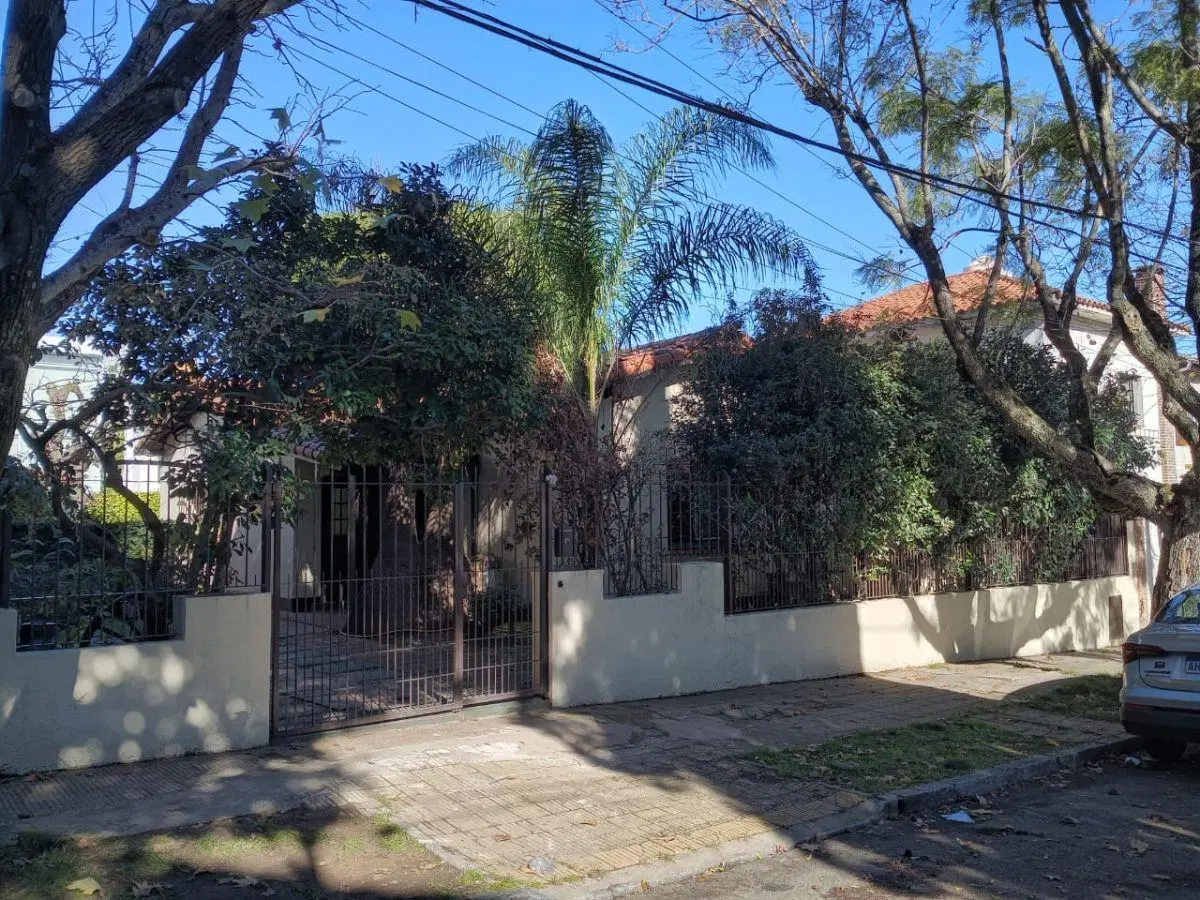 Chalet de 5 Ambientes en 2 Plantas, ubicado a Mts de la Av. Libertador en La Lucila 1