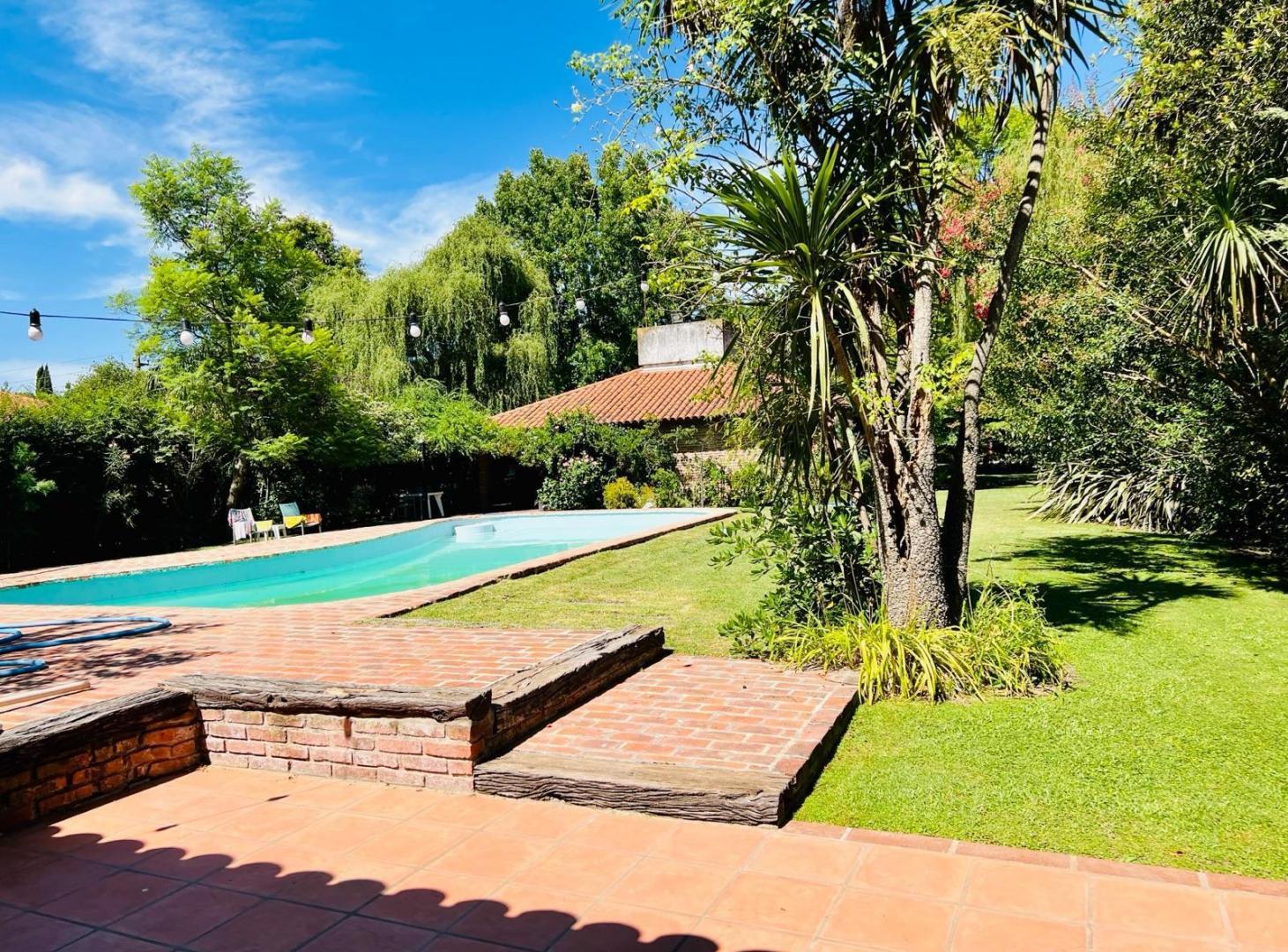 Casa quinta en venta Barrio El Trébol 1800 m2 con quincho y pileta