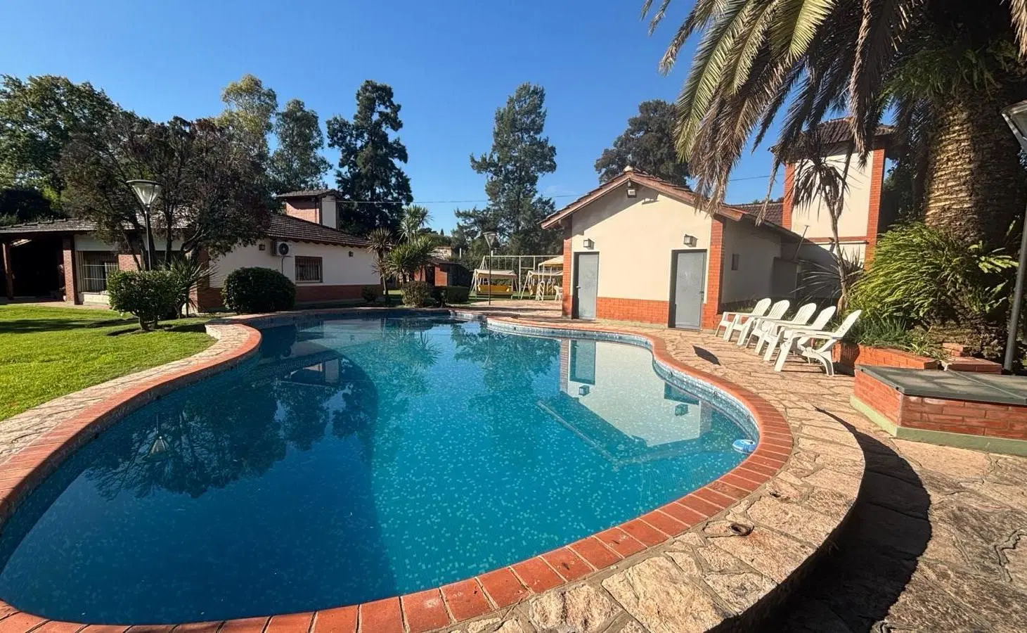 VENTA CASA BARRIO EL TREBOL 2550m2 QUINCHO CERRADO PISCINA SUM 2
