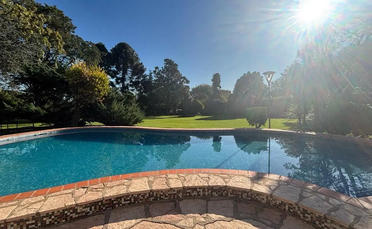 VENTA CASA BARRIO EL TREBOL 2550m2 QUINCHO CERRADO PISCINA SUM 5