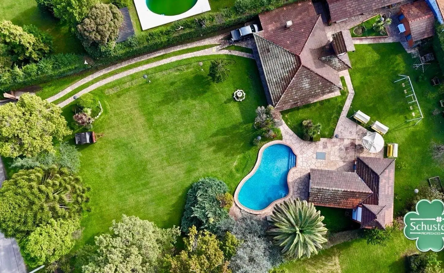 VENTA CASA BARRIO EL TREBOL 2550m2 QUINCHO CERRADO PISCINA SUM 4