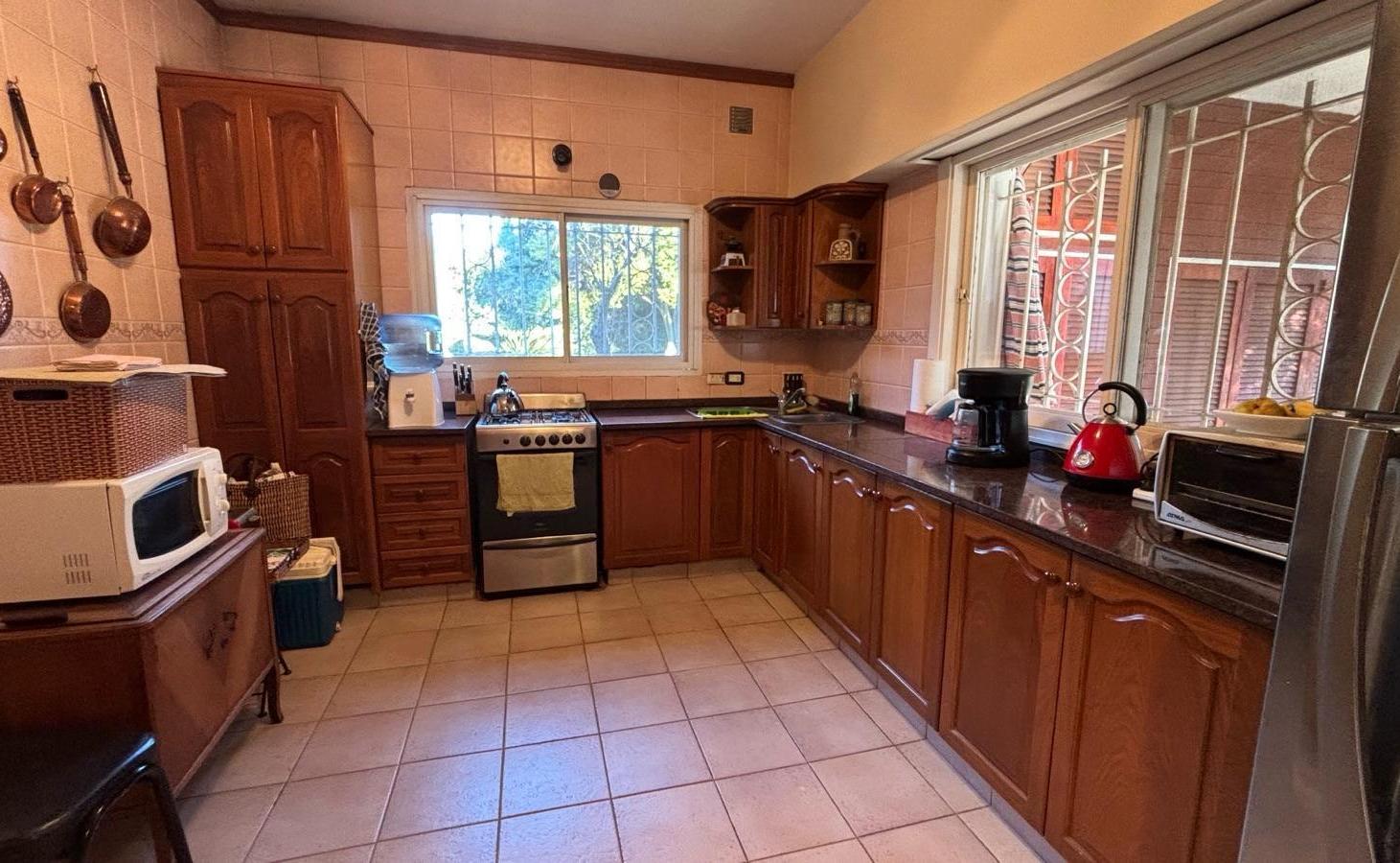 Foto de VENTA CASA BARRIO 5TA AVENIDA 1950m2 4DORM QUINCHO PISCINA, imagen 4