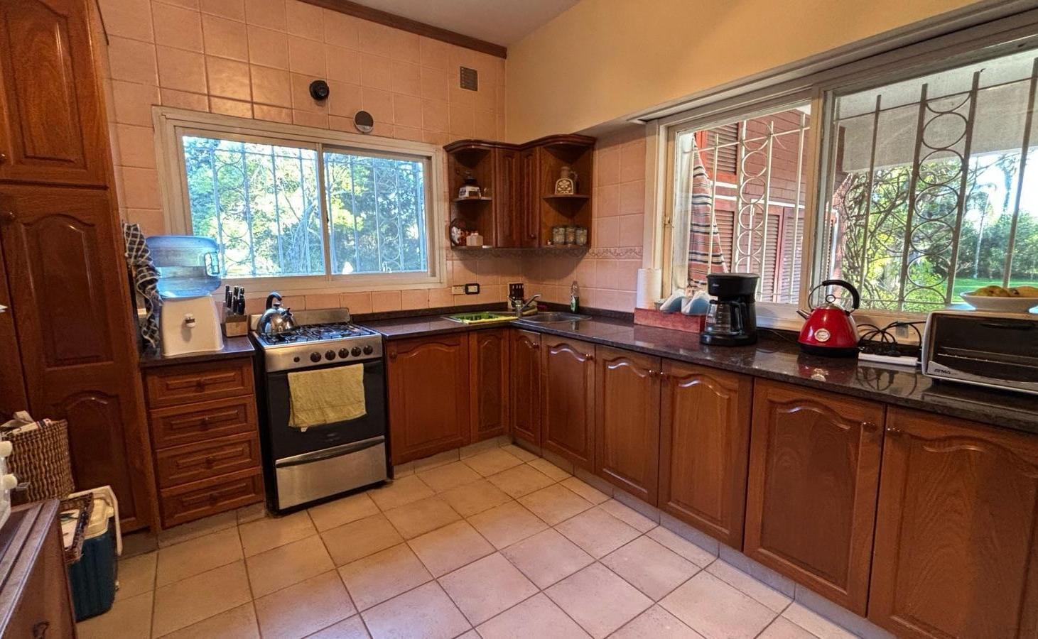 Foto de VENTA CASA BARRIO 5TA AVENIDA 1950m2 4DORM QUINCHO PISCINA, imagen 3