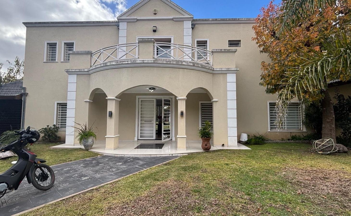 Foto de VENTA CASA IMPORTANTE BARRIO EL TREBOL 1955m2 QUINCHO CERRADO PISCINA, imagen 2