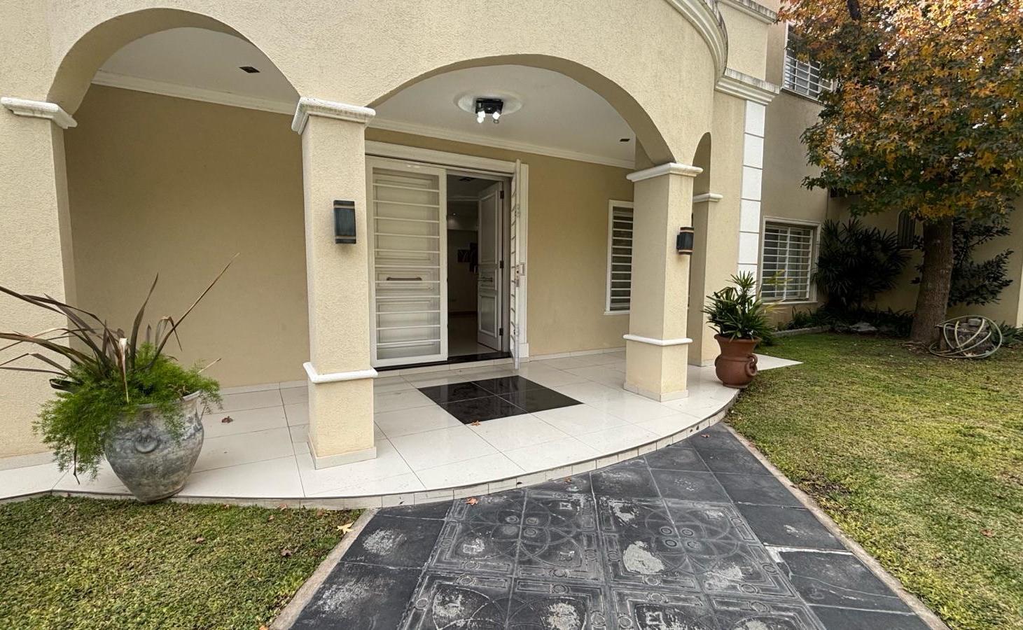 Foto de VENTA CASA IMPORTANTE BARRIO EL TREBOL 1955m2 QUINCHO CERRADO PISCINA, imagen 1