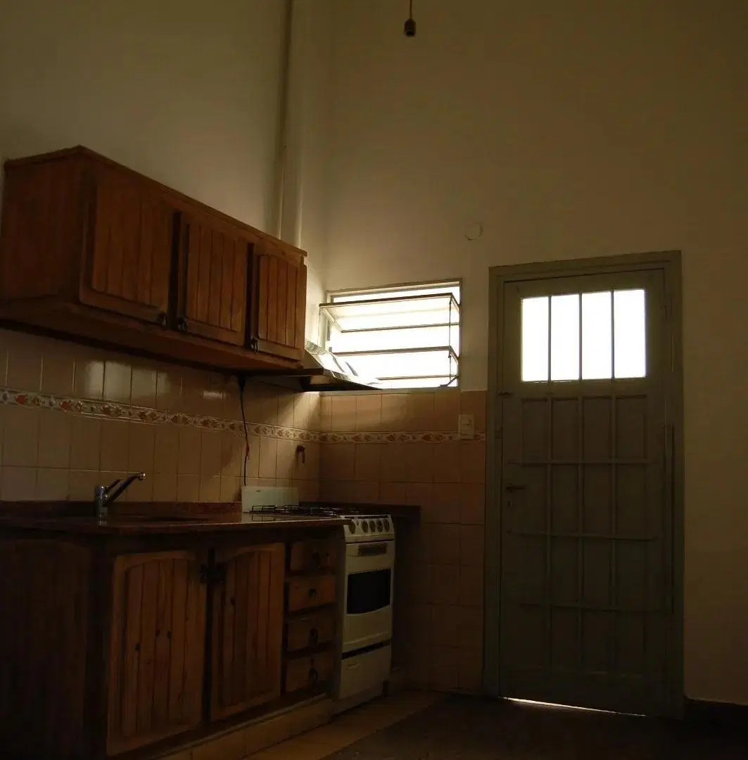 CASA ESQUINA ! APTA USO COMERCIAL /EMPRENDIMIENTO EDILICIO 4