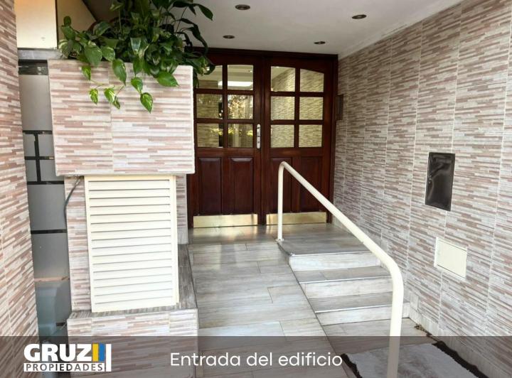 Excelente 3 amb. Luz y sol. Cochera fija.  4