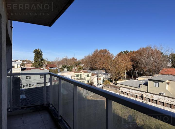 Venta depto 3 amb. con balcón y cochera en Tigre centro 5