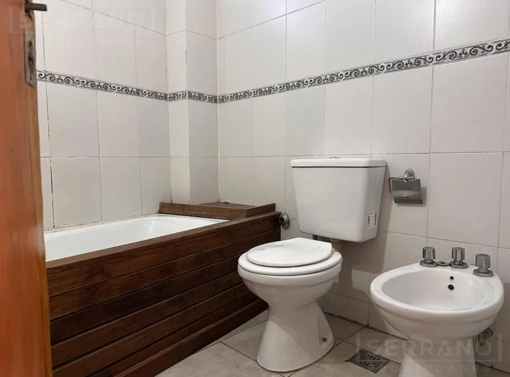 Venta depto 3 amb. con balcón y cochera en Tigre centro 1