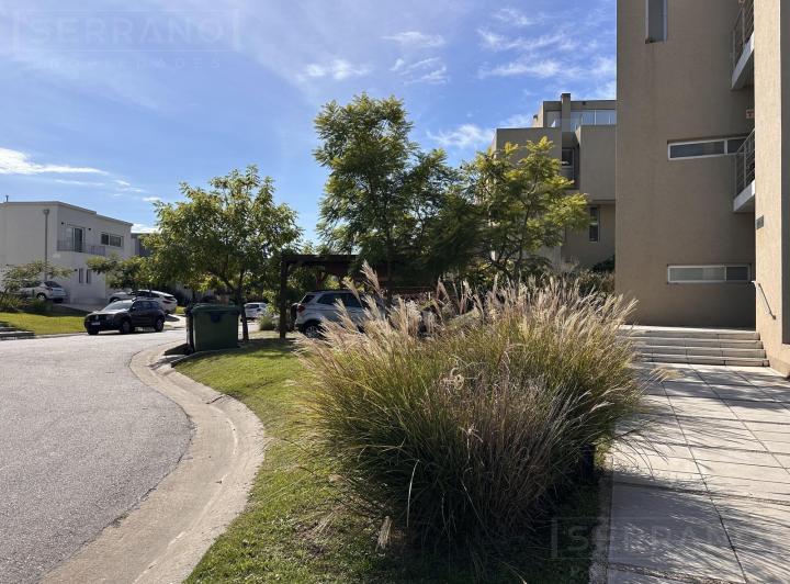 Alquiler anual depto 2 amb sin muebles con jardín en Castaños, Nordelta 2