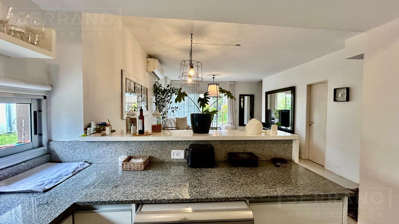 VENTA Triplex de 3 dormitorios sobre al agua en Sendero Nordelta.