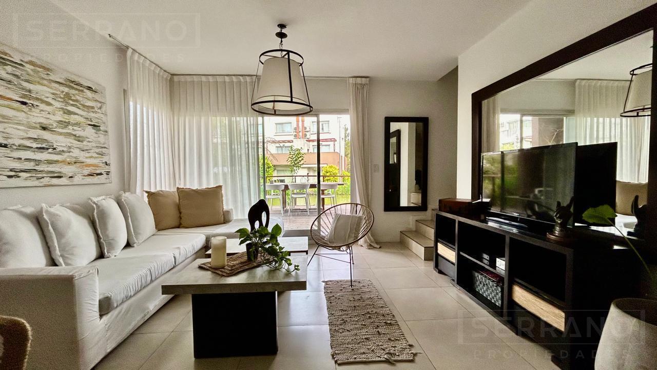 VENTA Triplex de 3 dormitorios sobre al agua en Sendero Nordelta.