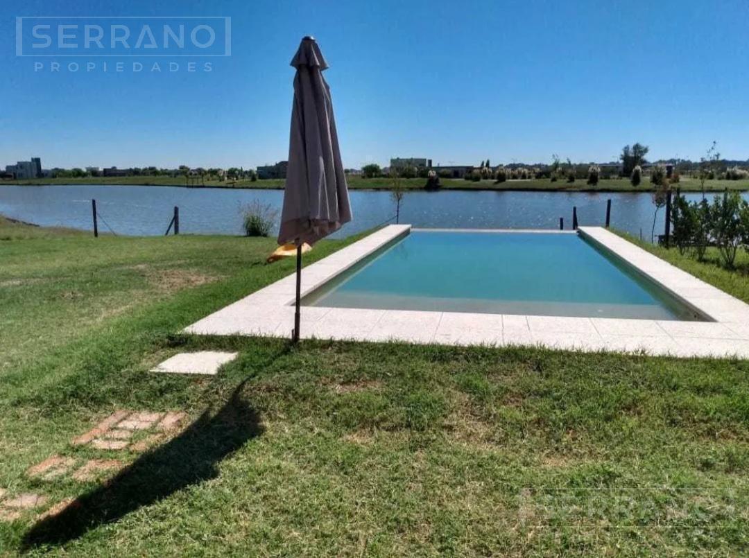 Venta casa 4 amb. con renta Junio 26 a la laguna en San Sebastian, Escobar
