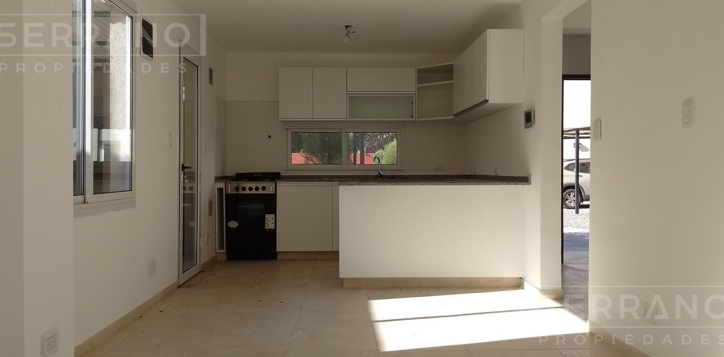 Foto de Venta Tríplex a estrenar 6 ambientes jardín en L , parrilla , dos, imagen 2