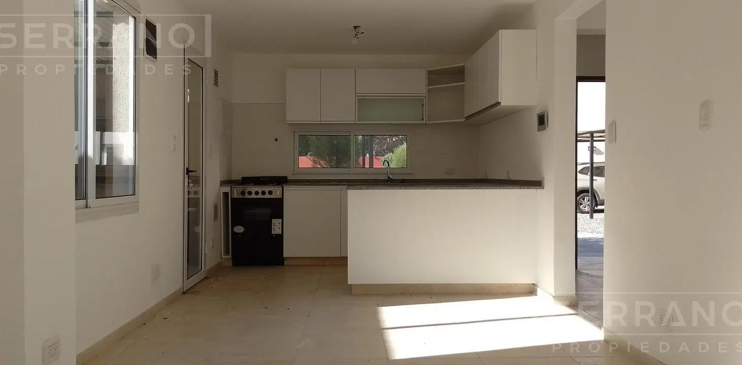 Venta Tríplex a estrenar 6 ambientes jardín en L , parrilla , dos cocheras en Tigre 2