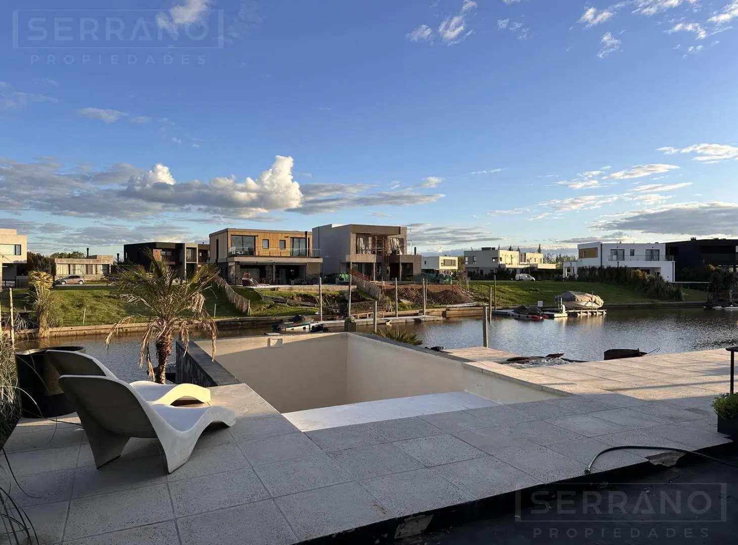 Casa en alquiler con amarra propia y espacio amplio para varios autos en Villanueva 2