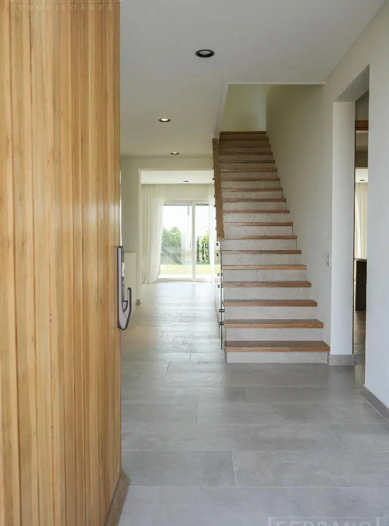 Venta casa a estrenar de primera calidad lote interno con pileta en Carpinchos,  llave en mano. 2