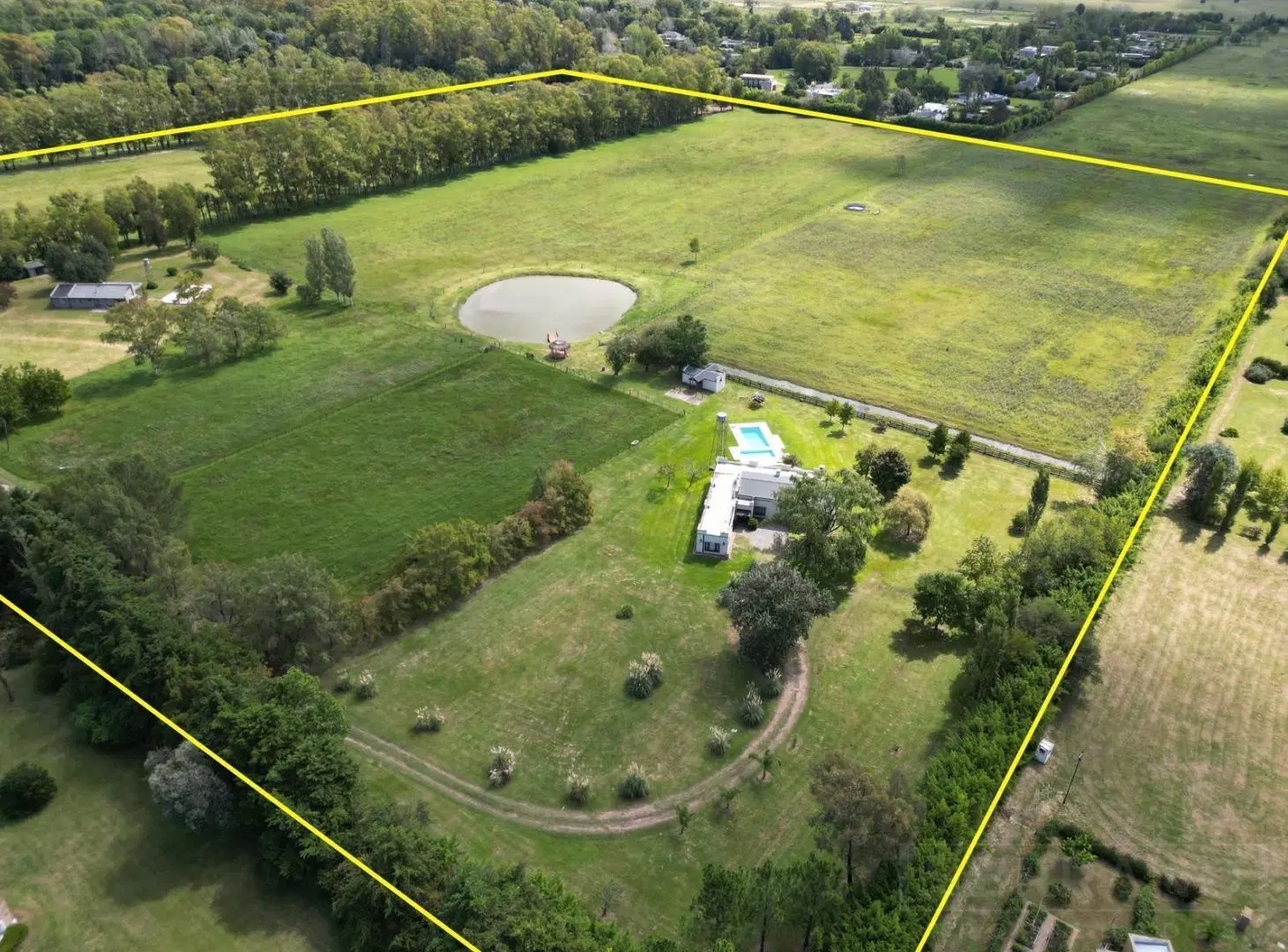 Campo en Venta de 14,3 Ha. 3 casas, 2 piletas, Caballerizas. Corrales. Exaltación de la Cruz. 2