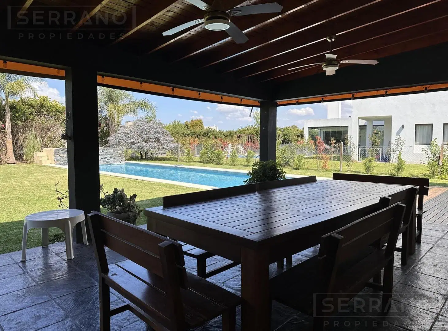Casa en alquiler de 5 ambientes con jardín y pileta en Haras Santa María, Loma Verde 3