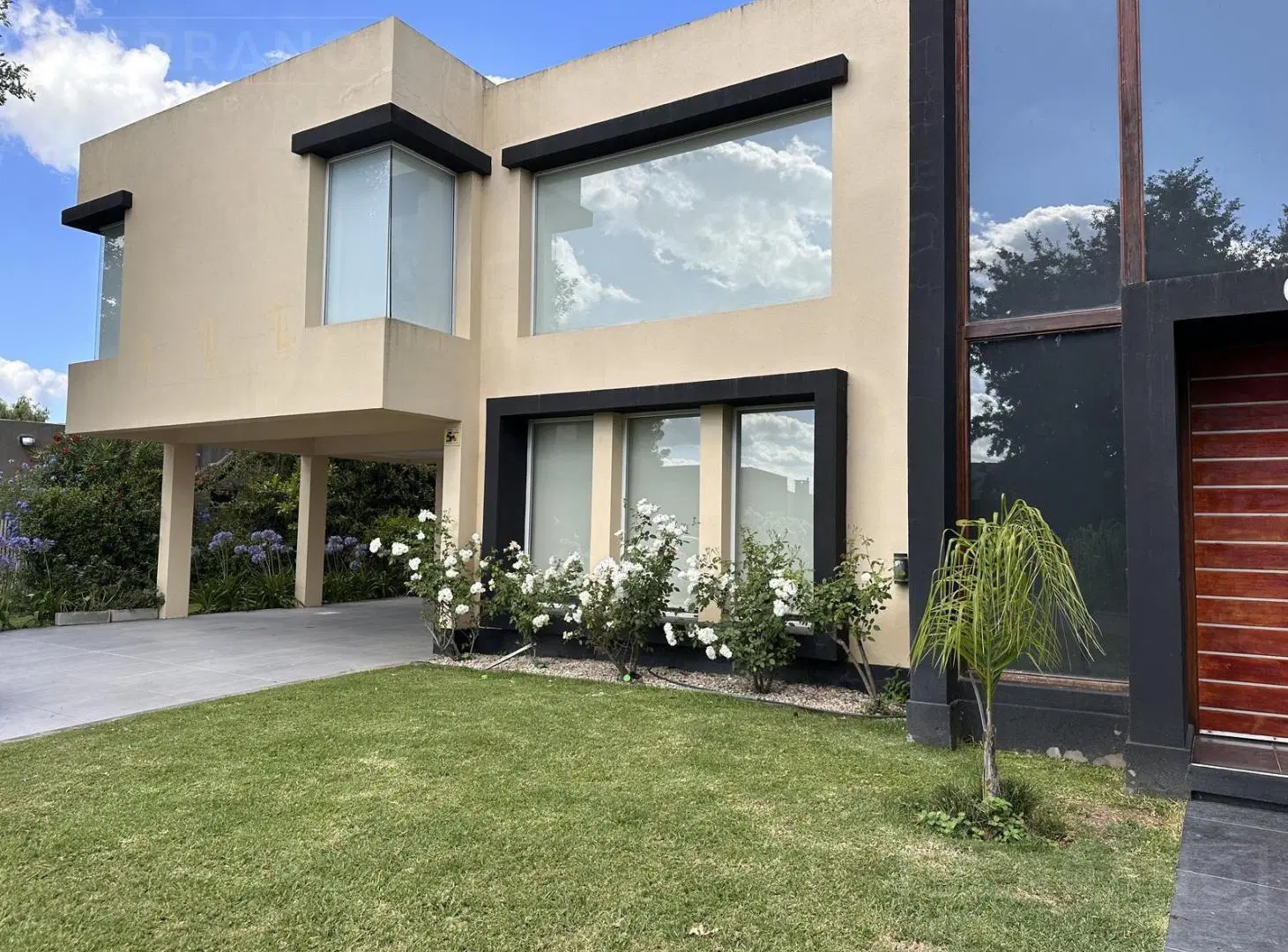 Casa en alquiler de 5 ambientes con jardín y pileta en Haras Santa María, Loma Verde 2