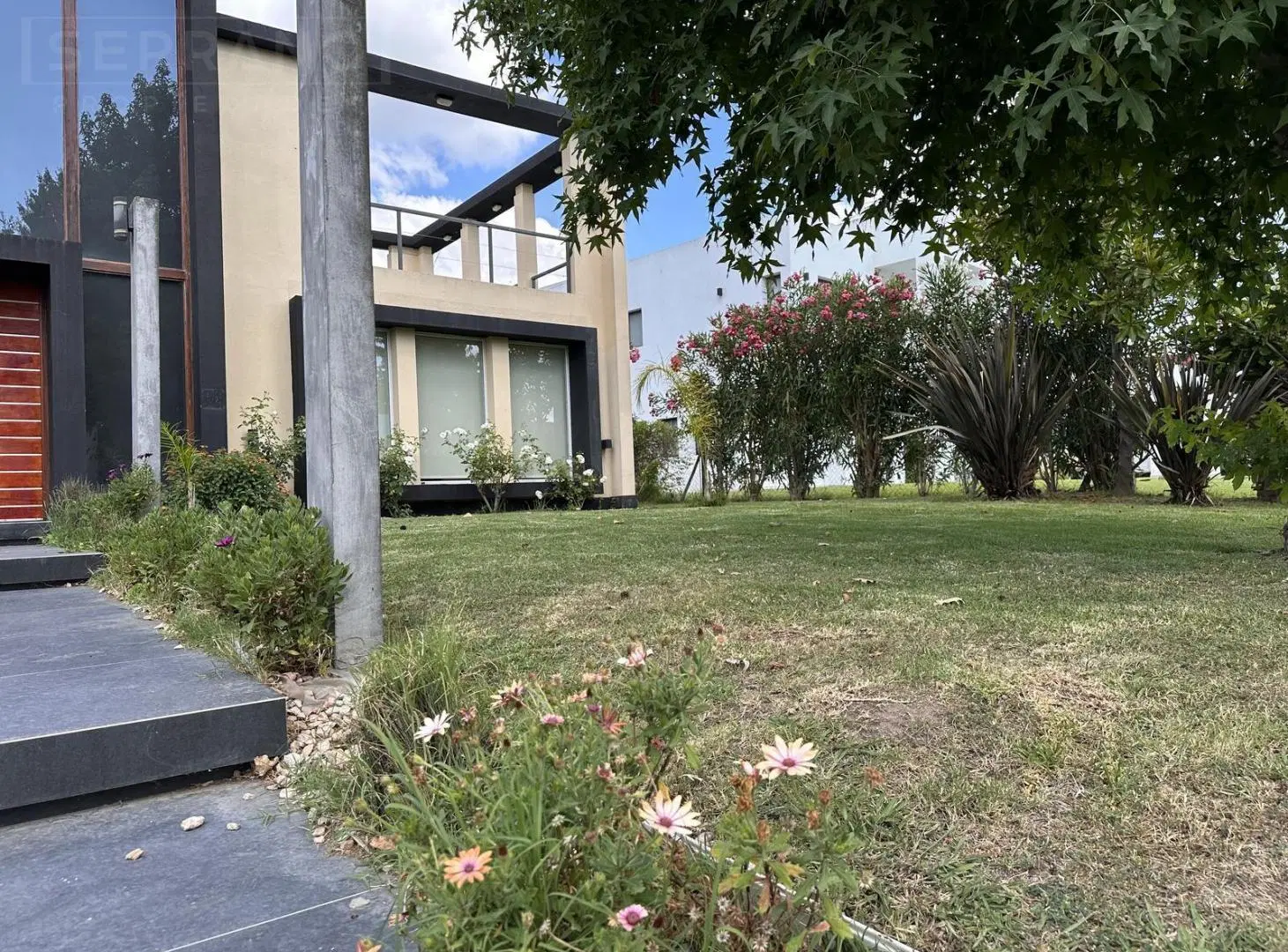 Casa en alquiler de 5 ambientes con jardín y pileta en Haras Santa María, Loma Verde 5
