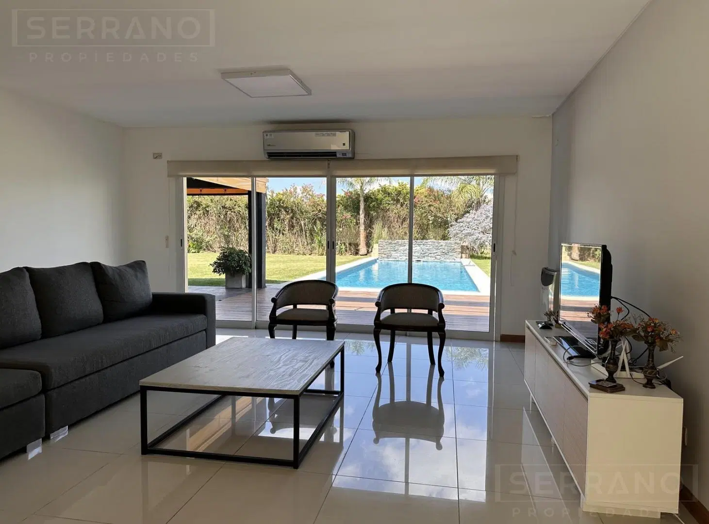 Casa en alquiler de 5 ambientes con jardín y pileta en Haras Santa María, Loma Verde 1