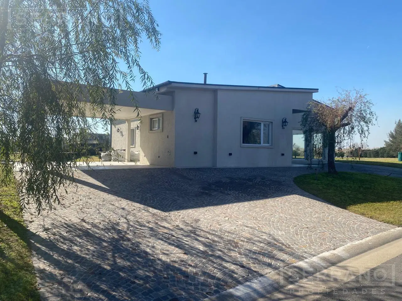 Venta casa a estrenar 3 dormitorios al agua con salida al rio Lujan Barrio Nautico el Cazal. 1