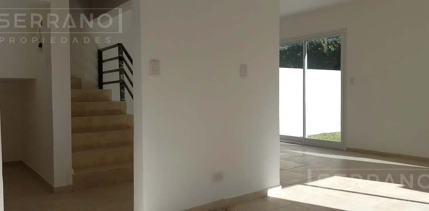 Venta Tríplex a estrenar 6 ambientes jardín en L , parrilla , dos cocheras en Tigre 3