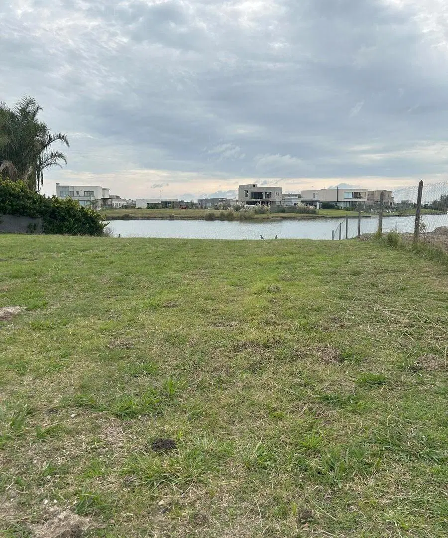 Lote a la laguna en venta, escriturado, Área 6, San Sebastián. Pilar 4