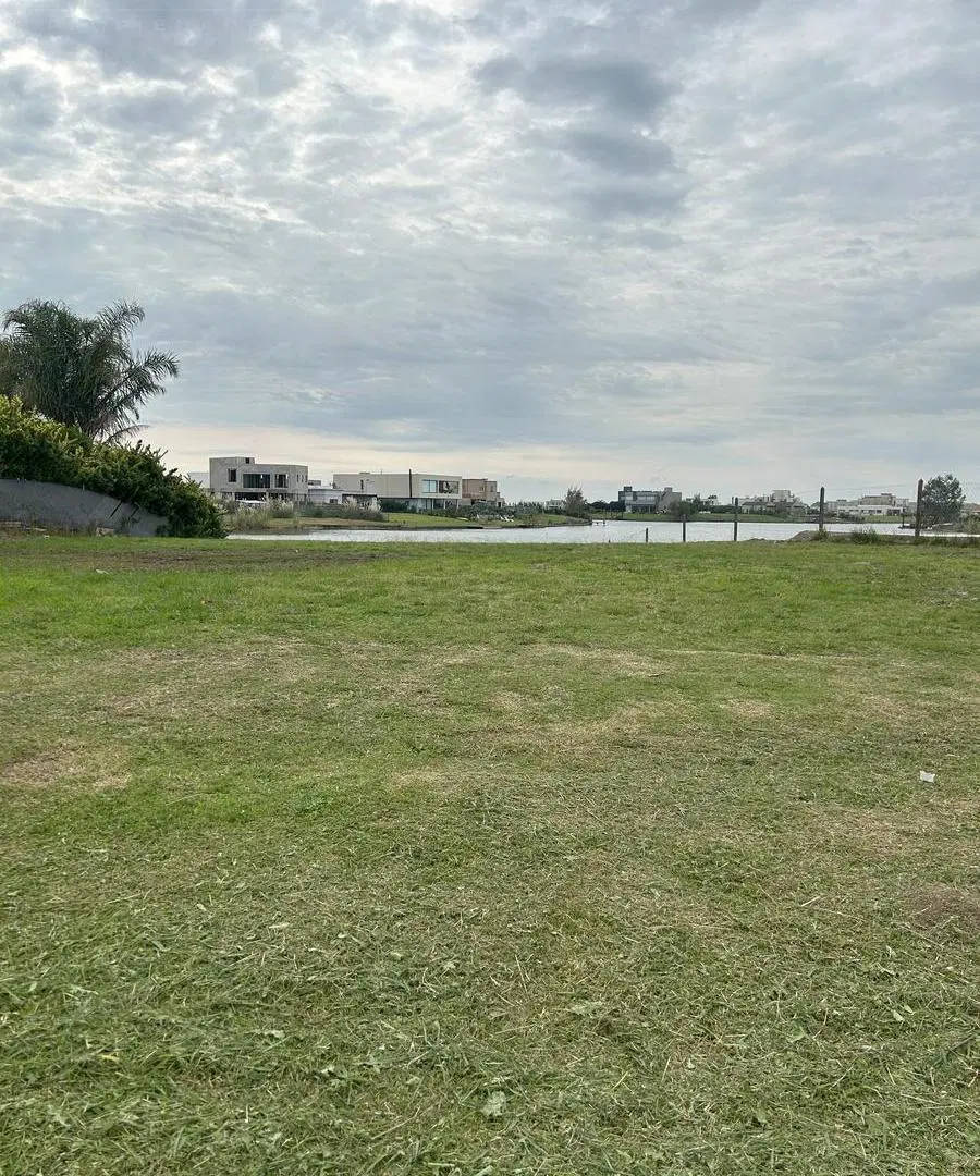 Lote a la laguna en venta, escriturado, Área 6, San Sebastián. Pilar 8