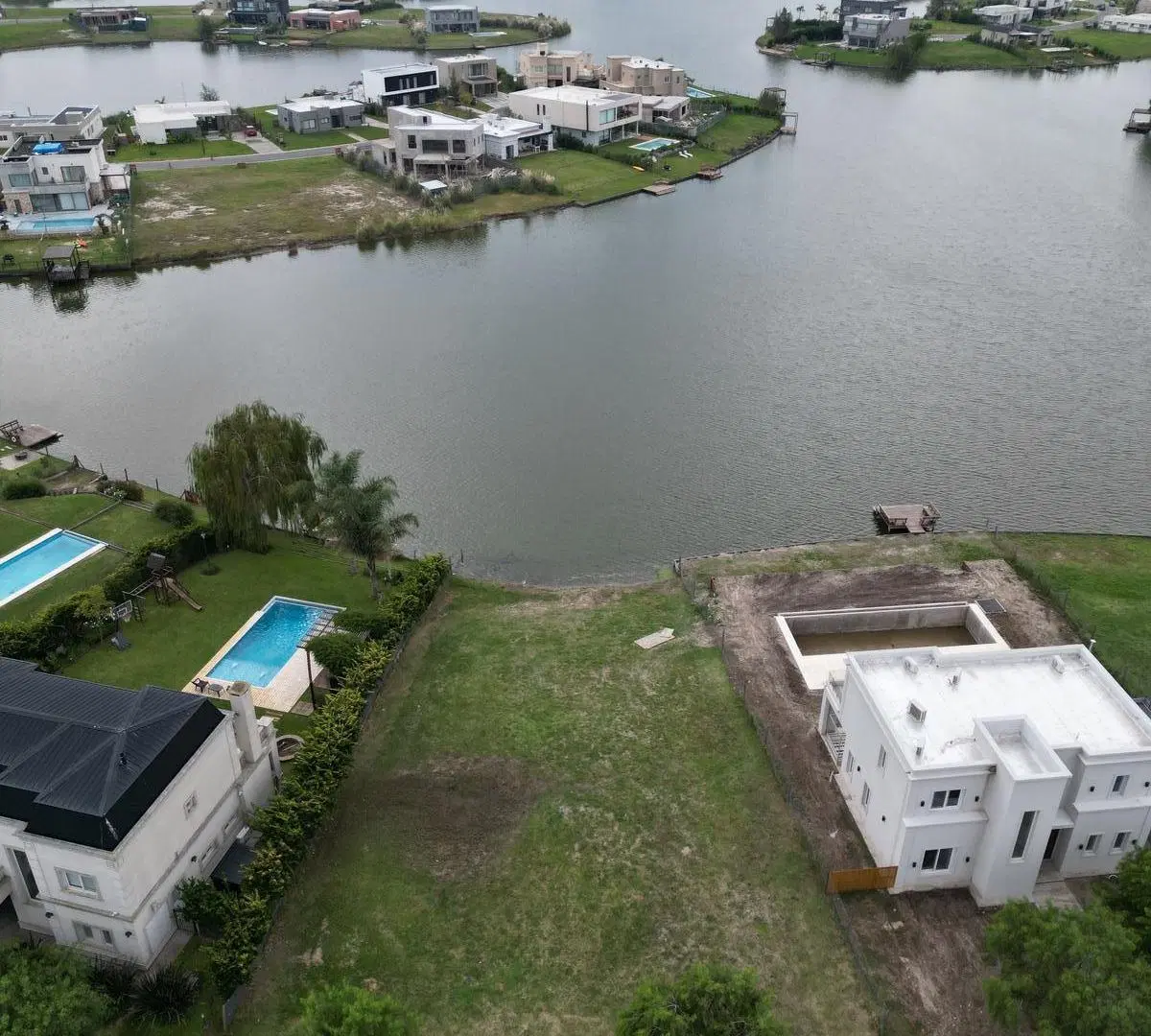 Lote a la laguna en venta, escriturado, Área 6, San Sebastián. Pilar 3