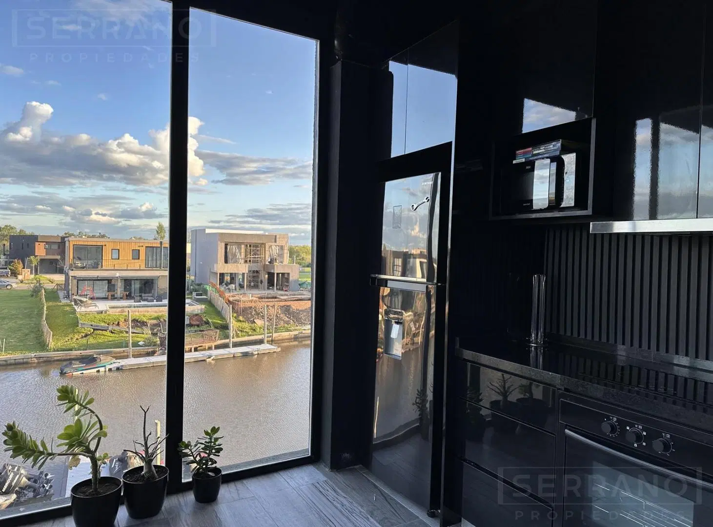 Casa en alquiler con amarra propia y espacio amplio para varios autos en Villanueva 2