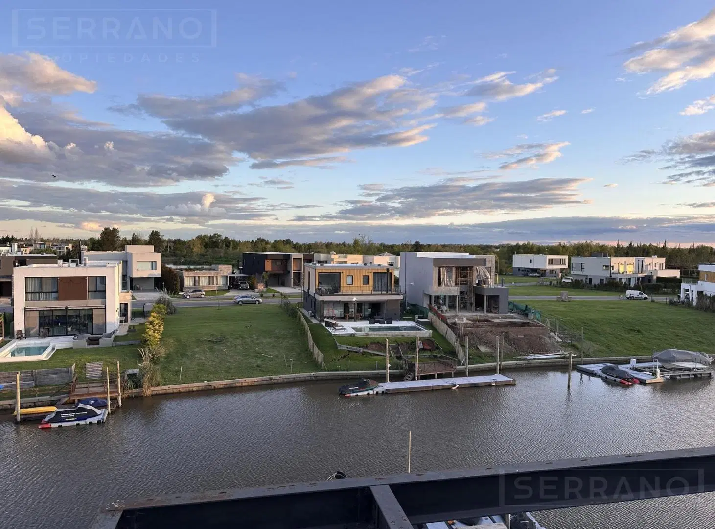 Casa en alquiler con amarra propia y espacio amplio para varios autos en Villanueva 5