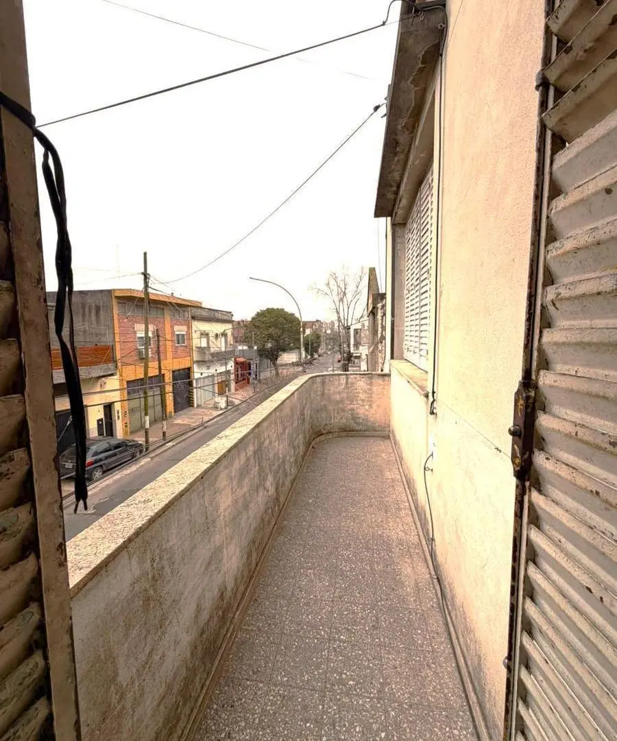 Casa en Planta alta de 3 ambientes con Local a la calle en Venta En San Martín. 4