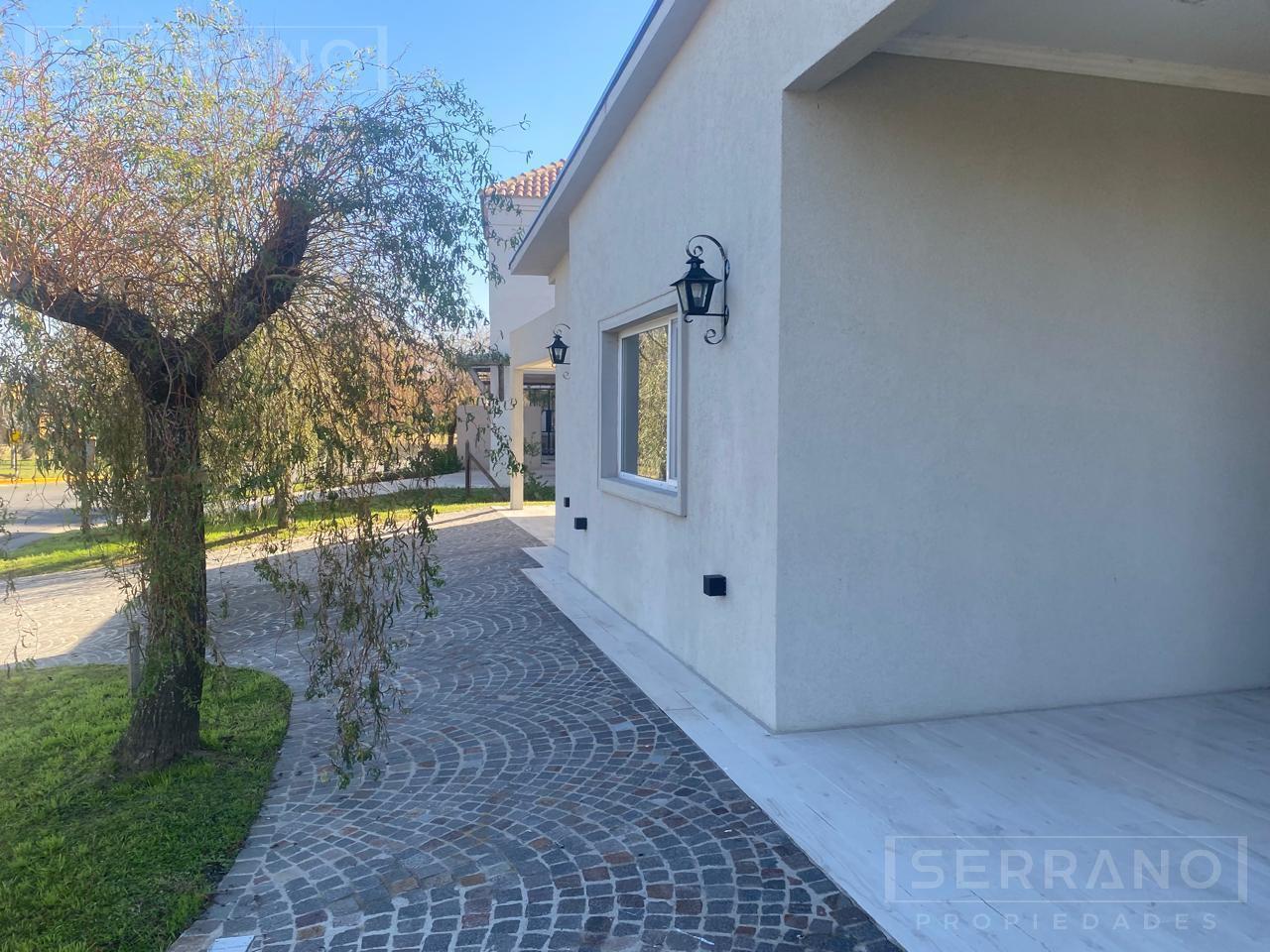Venta casa a estrenar 3 dormitorios al agua con salida al rio Lujan Barrio Nautico el Cazal.