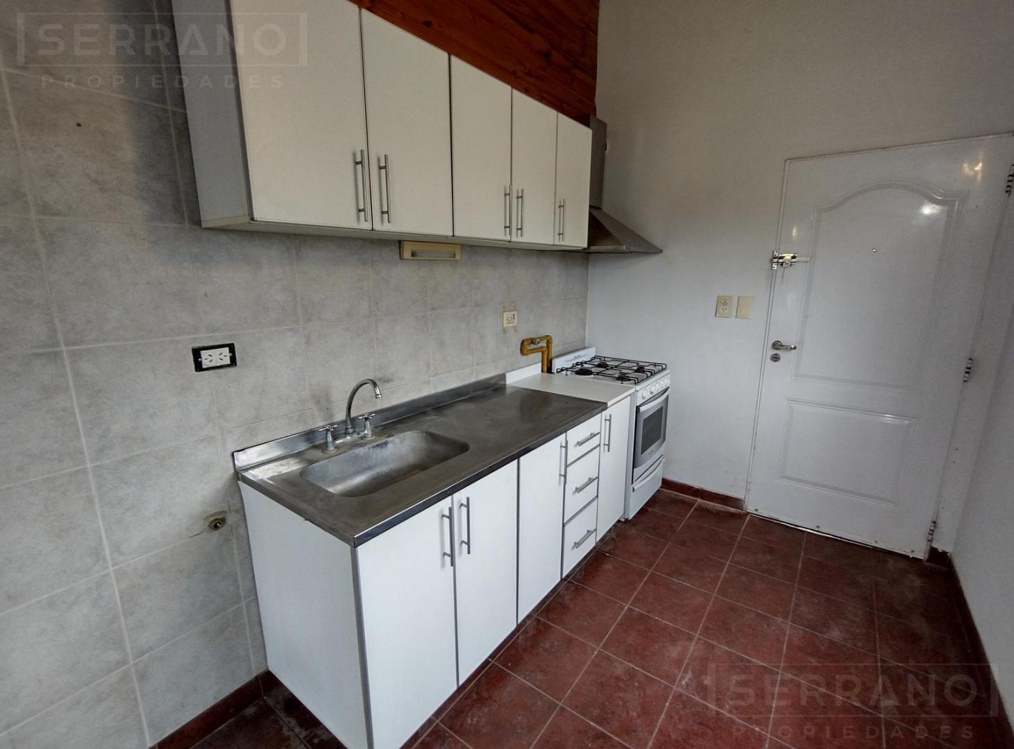 Foto de Alquiler. Casa 3 Ambientes. Gas Natural. Sobre Asfalto. Barrio Parque, imagen 3
